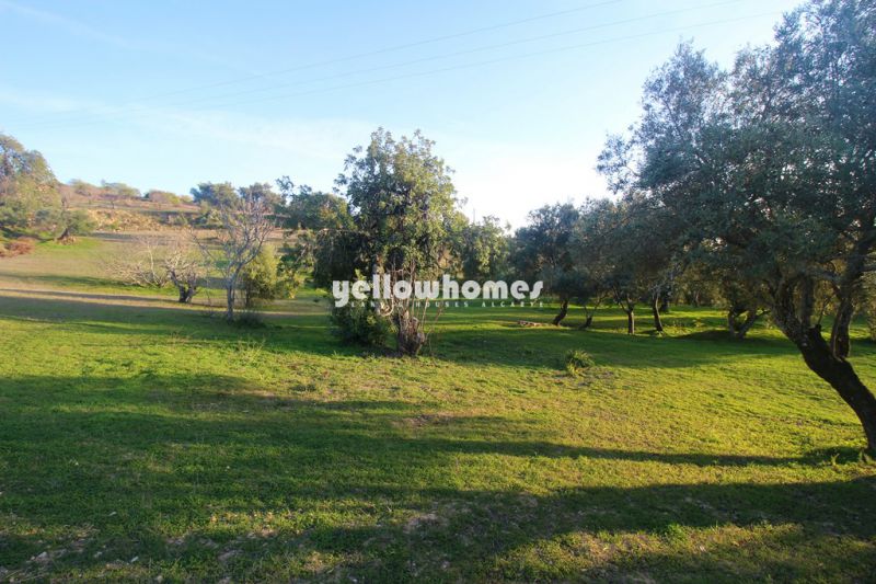 Grande terreno com casa parcialmente renovada com vista mar perto de Loule